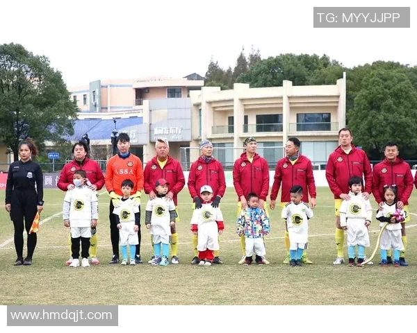 足球明星亲自邀请粉丝共乘豪车体验温馨互动瞬间