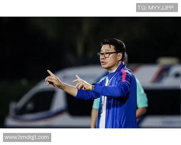 足球明星背后的引导者揭秘各大俱乐部教练的风采与成就 足球明星背后的引导者揭秘各大俱乐部教练的风采与成就