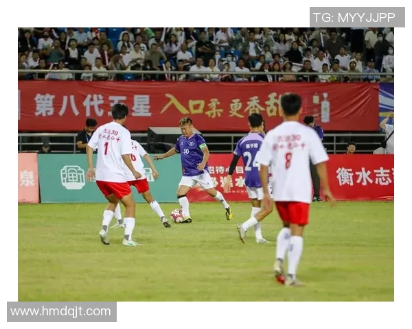 足球明星帅气合剪展现球场魅力与时尚风采的完美融合 足球明星帅气合剪展现球场魅力与时尚风采的完美融合